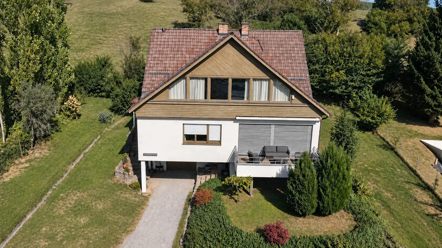 Großzügig wohnen in sonniger Aussichtslage – modernisiertes Haus mit ca. 225 m² Wohnfläche