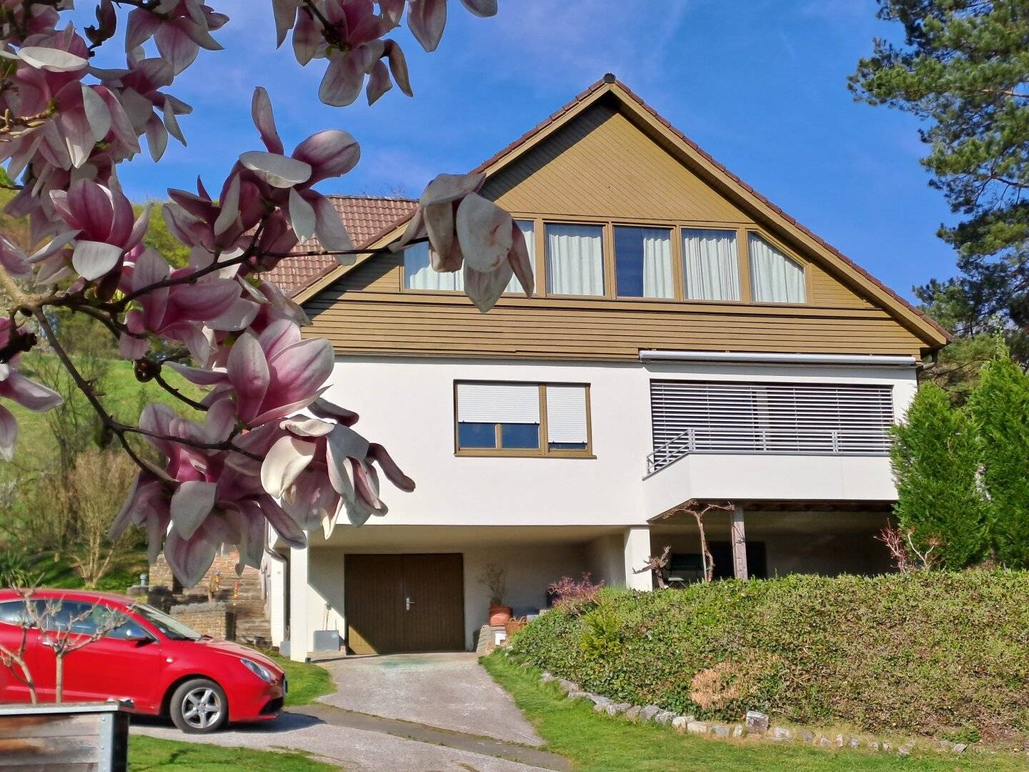 Spacious living in sunny panoramic location – modernised house with approx. 225 m² living space