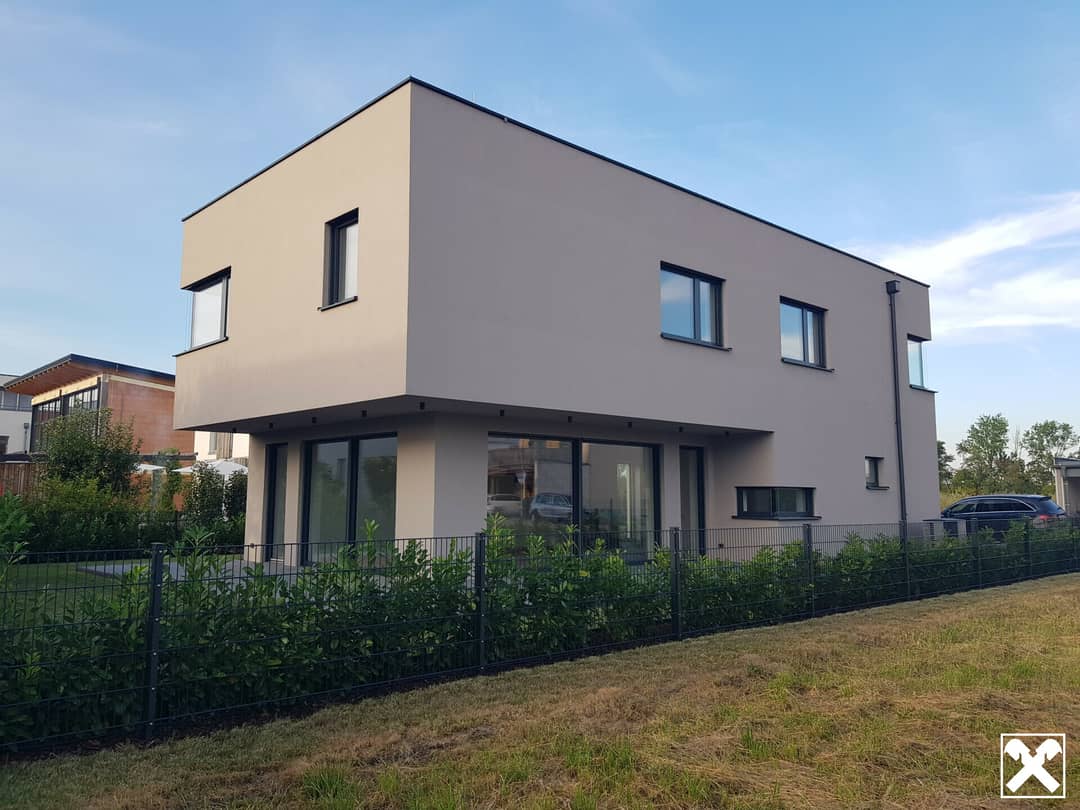 <p>Diese Liegenschaft wird Sie begeistern! Perfektes, modernes, neues Traumhaus im Erstbezug am privaten Badesee mit vielen liebevollen und hochwertigen Ausstattungsdetails in traumhafter Grünruhelage beschreiben diese Liegenschaft am Allerbesten! Lebensqualität und Ruhe wird bei dieser Liegenschaft wie bei kaum einer anderen erfüllt, trotz Stadtnähe liegt dieses Schmuckkästchen in einem Naturparadies mitten im Grünen inkl. privatem Badesee für alle Liegenschaftseigentümer.</p><p><br /></p><p>Direkt am Felser See in der Gemeinde Fels am Wagram mit allerbester Infrastruktur und Anbindung nach Wien, Krems und Sankt Pölten gelangt dieses liebevoll gestaltete, neuwertige Einfamilienhaus, welches im Jahre 2021 in Massivbauweise mit sehr vielen hochwertigen Ausstattungskriterien auf sehr hohem Qualitätsstandard, fern von Autolärm, fertiggestellt wurde zum Verkauf. </p><p><br /></p><p>Die herausragende, um nicht zu sagen einzigartige Liegenschaft wartet bereits auf neue, nette Eigentümer, welche die Bau- und Wohnqualität zu schätzen wissen und dieses neue Traumhaus im Erstbezug nach eigenen Wünschen und Geschmack einrichten und bewohnen möchten. </p><p><br /></p><p>Es gibt viele Parameter, welche für diese Liegenschaft sprechen, sei es die ideale Raumaufteilung, die traumhafte Lage oder der wunderbare Garten mit Baulandwidmung, der herrliche Terrassenbereich, die Lage am privaten Badesee mit exklusiver Seenutzung sowie die überdurchschnittliche, äußerst geschmackvolle und hochwertige Ausstattung.</p><p><br /></p><p>Das Wohlfühlhaus begrüßt Sie im Erdgeschoss mit einem offenen Raumkonzept, ein zentraler Vorraum mit Garderobenbereich stellt einerseits die Verbindung mit dem Technikraum, dem Gäste-WC sowie dem imposanten Wohnsalon mit integriertem Küchenbereich über die gesamte Ebene dieses hochwertigen Luxusdomizils dar. Dem Wohnbereich vorgelagert liegt der frisch begrünte Garten sowie ein gut 70m2 großer Terrassenbereich für herrliche Sonnenstunden und Grillabende mit Ihren Freunden und Ihrer Familie. </p><p><br /></p><p>In den Wohnbereich integrierte, geschmackvolle, massive Stiegenanlagen mit Echtholz führen in den lichtdurchfluteten Galeriebereich des Obergeschosses mit vielen Glaselementen. Selbstverständlich sind auch auf der Schlafebene alle Räumlichkeiten zentral und separat begehbar. Sämtliche Wohnwünsche werden durch drei Schlafzimmer sowie ein Designer-Badezimmer mit frei stehender Badewanne, barrierefreier, großer Dusche, Doppelwaschtisch und ein WC erfüllt. </p><p><br /></p><p>Schon am Beginn der Bauphase war es den Eigentümern ein Bedürfnis, nur hochwertigste Materialien zu verwenden, was sich bis heute in der Inneneinrichtung und Ausstattung dieses luxuriösen Wohlfühlhauses wieder spiegelt.</p><p><br /></p><p>Ganz besonders sind die hochwertigen Ausstattungsmerkmale hervorzuheben, Zusatzausstattungen wie elektrische Beschattungen der Firma Schlotterer, Echtholzböden, Glaselemente, Eckfenster und vieles mehr runden diesen Wohntraum ab.</p><p><br /></p><p>Alles in allem eine wirklich herausragende und sehr hochwertige Liegenschaft, an welcher der zukünftige Eigentümer sehr viel Freude haben und viele schöne Stunden verbringen wird. </p><p><br /></p><p>Familiensinn wird bei dieser Liegenschaft groß geschrieben! Der Garten, die Terrassenbereiche sowie die exklusive Seenutzung aller Liegenschaftseigentümer sind weitere, besondere Highlights dieser Liegenschaft.</p><p><br /></p><p><strong>Die Liegenschaft ist ab sofort auf der Suche nach neuen, netten Eigentümern, welche dieses wahre Schmuckstück und dessen Wohnkultur und die außerordentlich gute Lage am Felser See zu schätzen wissen. </strong></p><p><br /></p><p><strong>Nützen Sie diese Gelegenheit und fordern Sie ein unverbindliches Exposé an, um vielleicht schon bald Ihre ersten Gäste zu einem gemütlichen Grill- oder Badenachmittag begrüßen zu dürfen!</strong></p><p><br /></p><p><strong>Gerne übermitteln wir Ihnen ein unverbindliches Exposé mit der Adresse sowie sämtlichen Detaildaten zur Liegenschaft. Wir bitten Sie jedoch aufgrund der Nachweispflicht gegenüber dem Eigentümer dazu, Ihre <u>vollständige Wohnadresse</u> im Anfrage-Text der jeweiligen Internetplattform einzutragen.</strong></p><br />