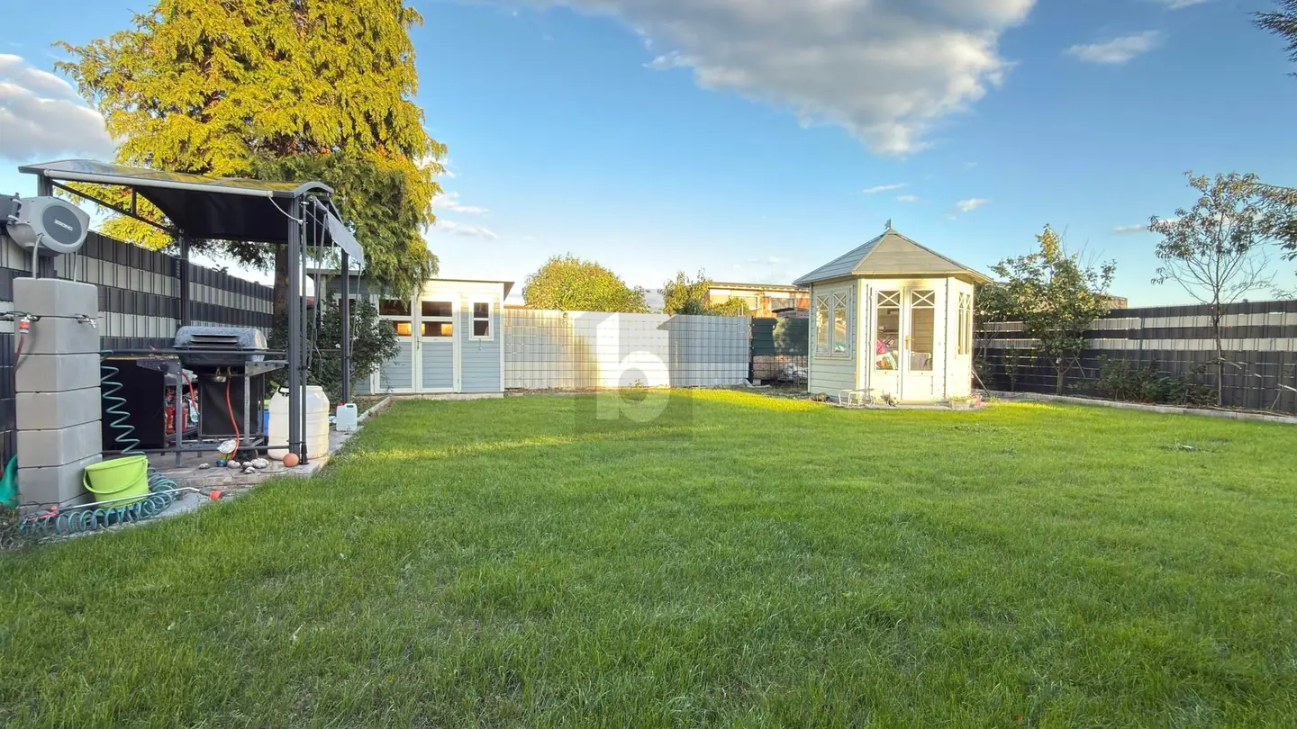 Holiday apartment with garden pool and covered barbecue