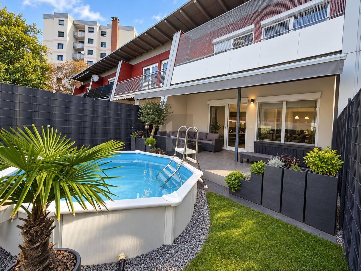 Familienwohnung mit privatem Pool und sonnigem Garten