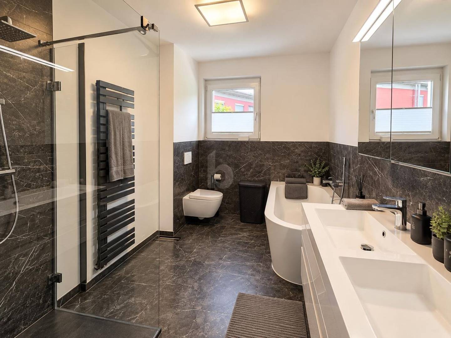 Familienwohnung mit privatem Pool und sonnigem Garten