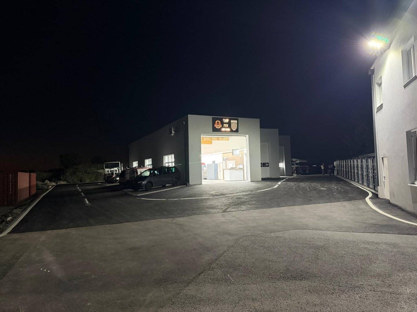 Truck inspection hall §57a commission-free newly equipped with 2 well-lit roof domes and sectional door 27 m long for rent from March 2025