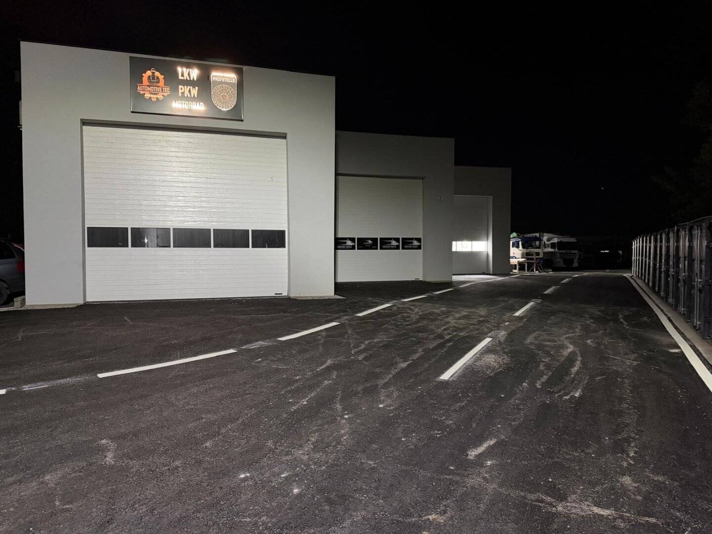 Truck inspection hall §57a commission-free newly equipped with 2 well-lit roof domes and sectional door 27 m long for rent from March 2025