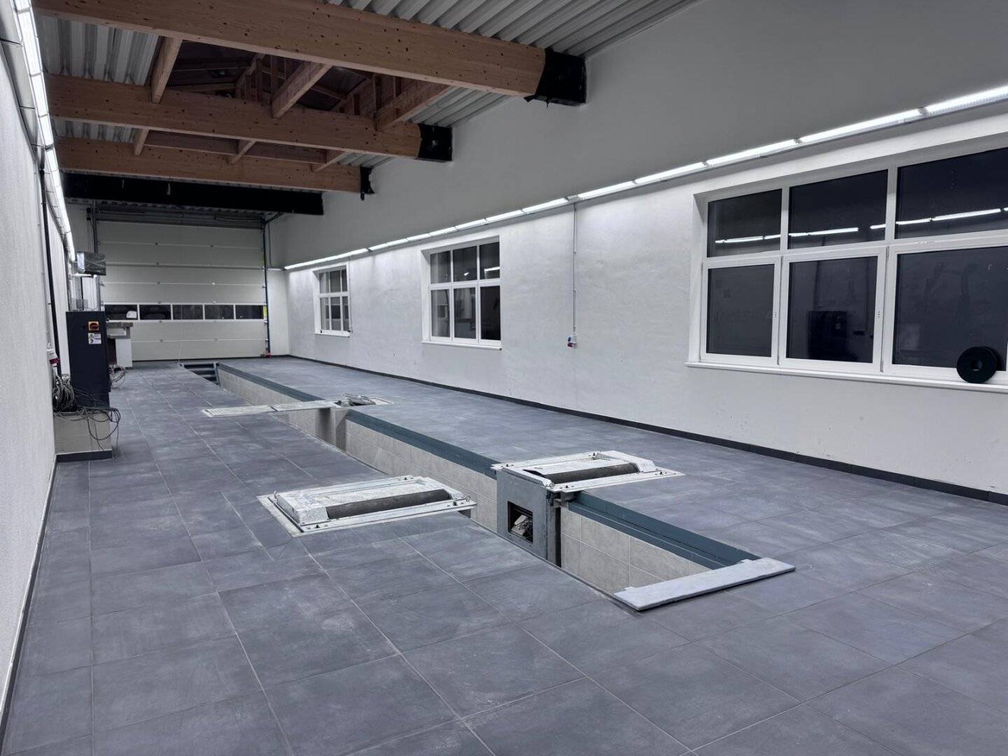 Truck inspection hall §57a commission-free newly equipped with 2 well-lit roof domes and sectional door 27 m long for rent from March 2025