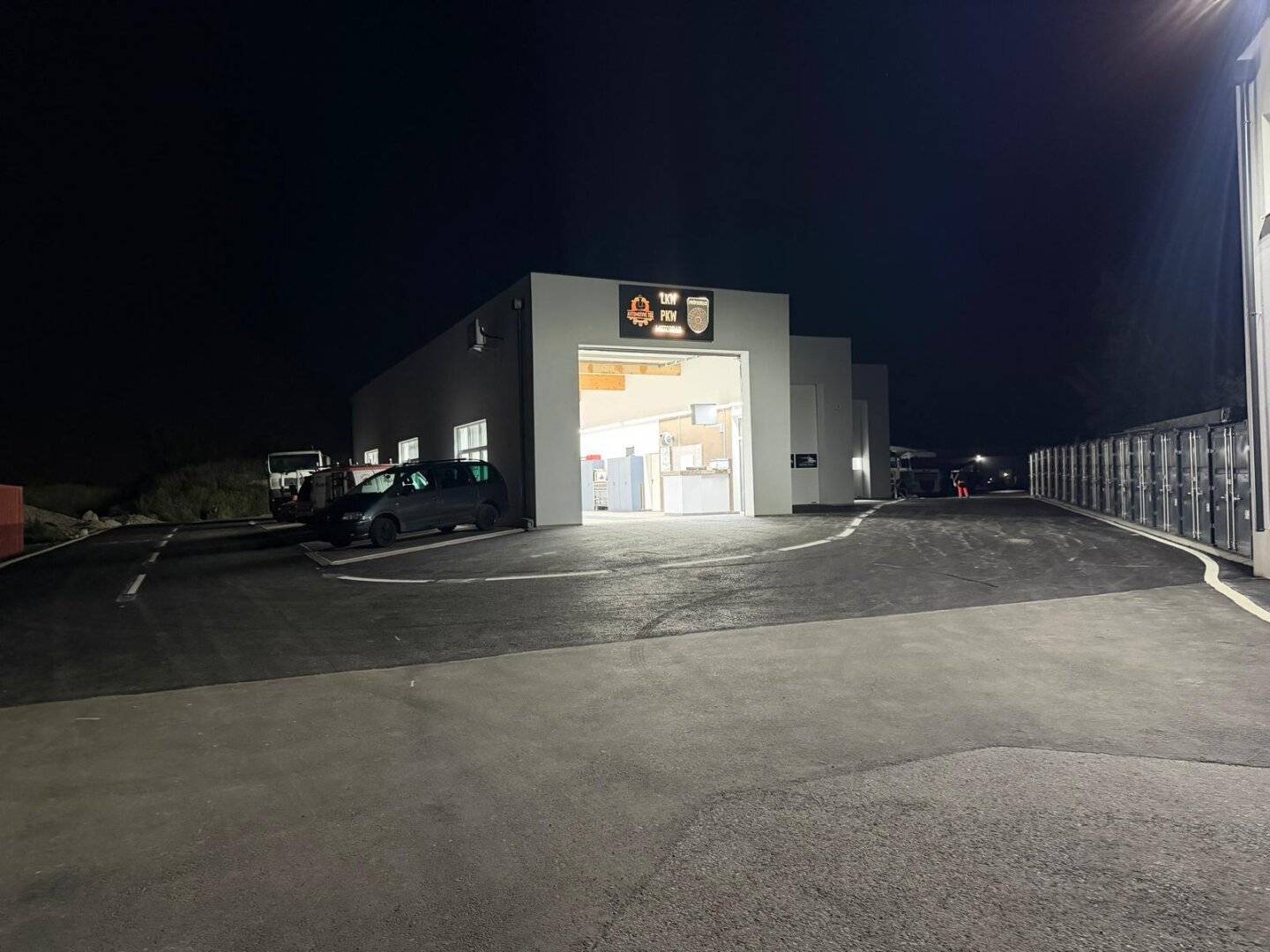 Truck inspection hall §57a commission-free newly equipped with 2 well-lit roof domes and sectional door 27 m long for rent from March 2025