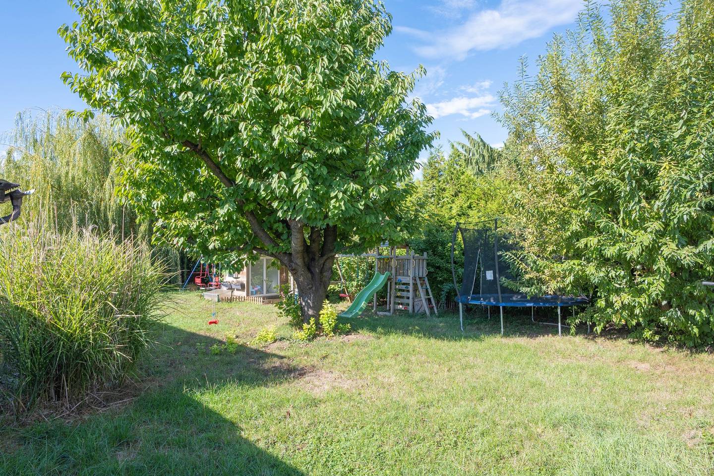 Großer Garten und Pool mit bewilligter Ausbauoption Familienwohnung