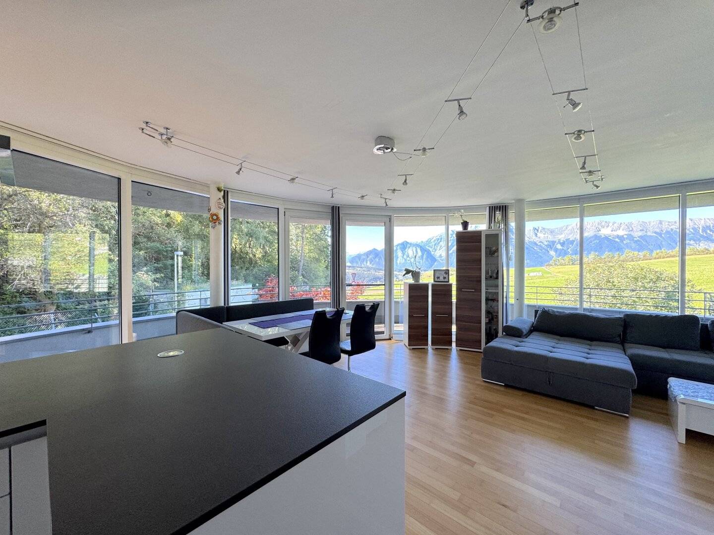 Patsch: Spacious 4-room garden apartment with panoramic view
