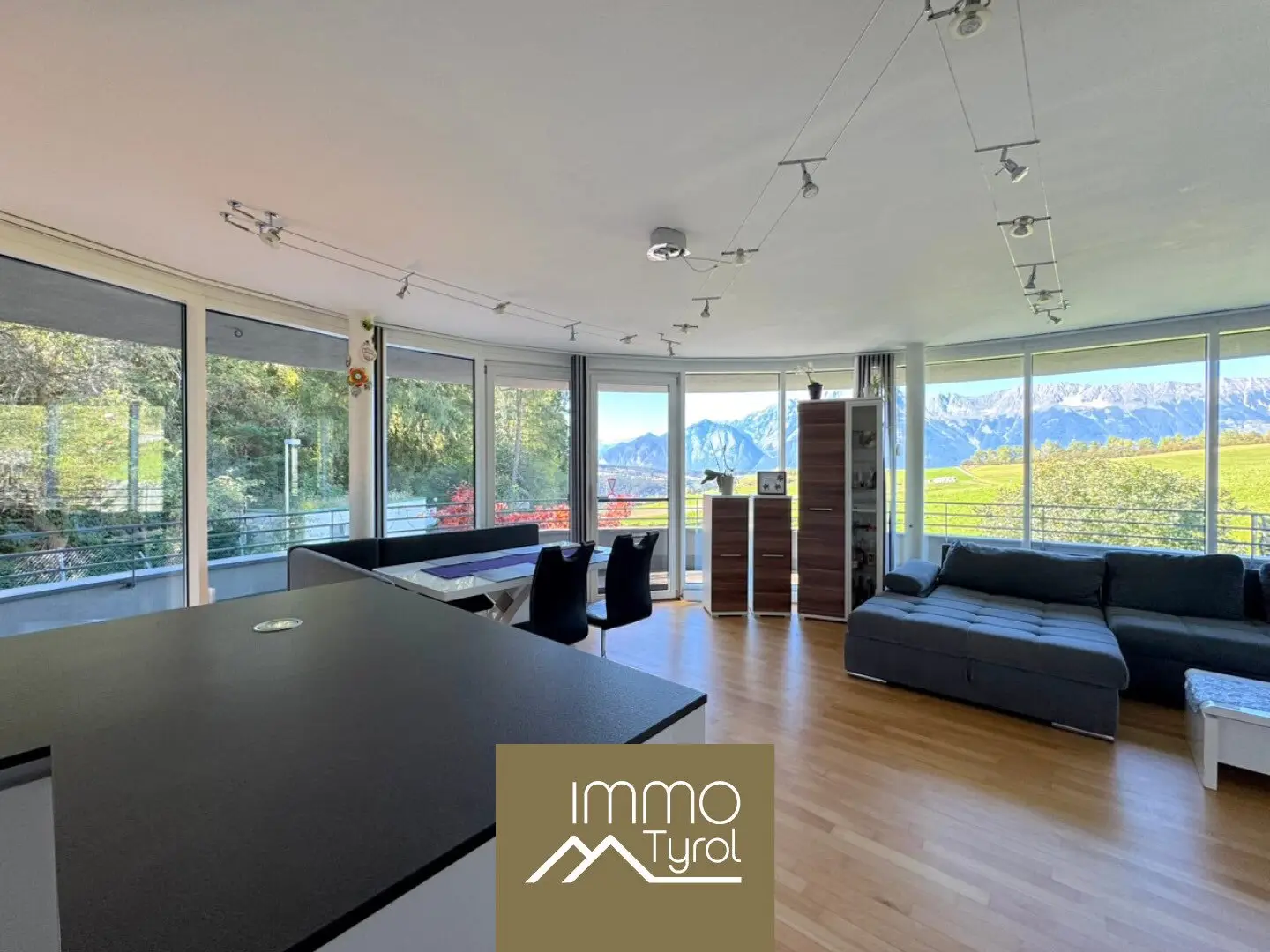 Patsch: Spacious 4-room garden apartment with panoramic view