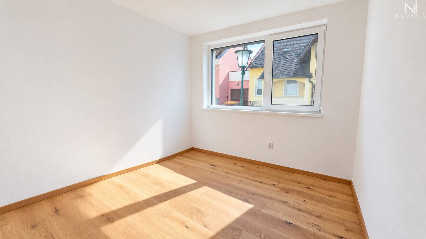 Like-new 4-room garden apartment with large loggia and parking space