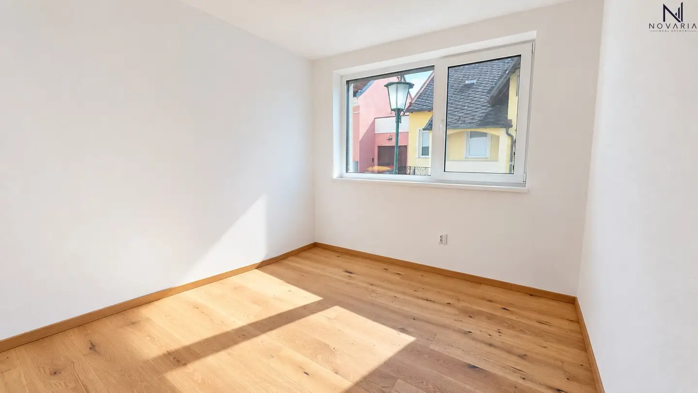 Like-new 4-room garden apartment with large loggia and parking space