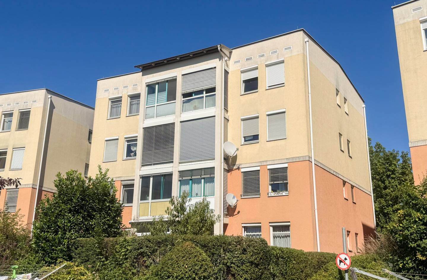 Bright three-room apartment with feel-good character near the clinic