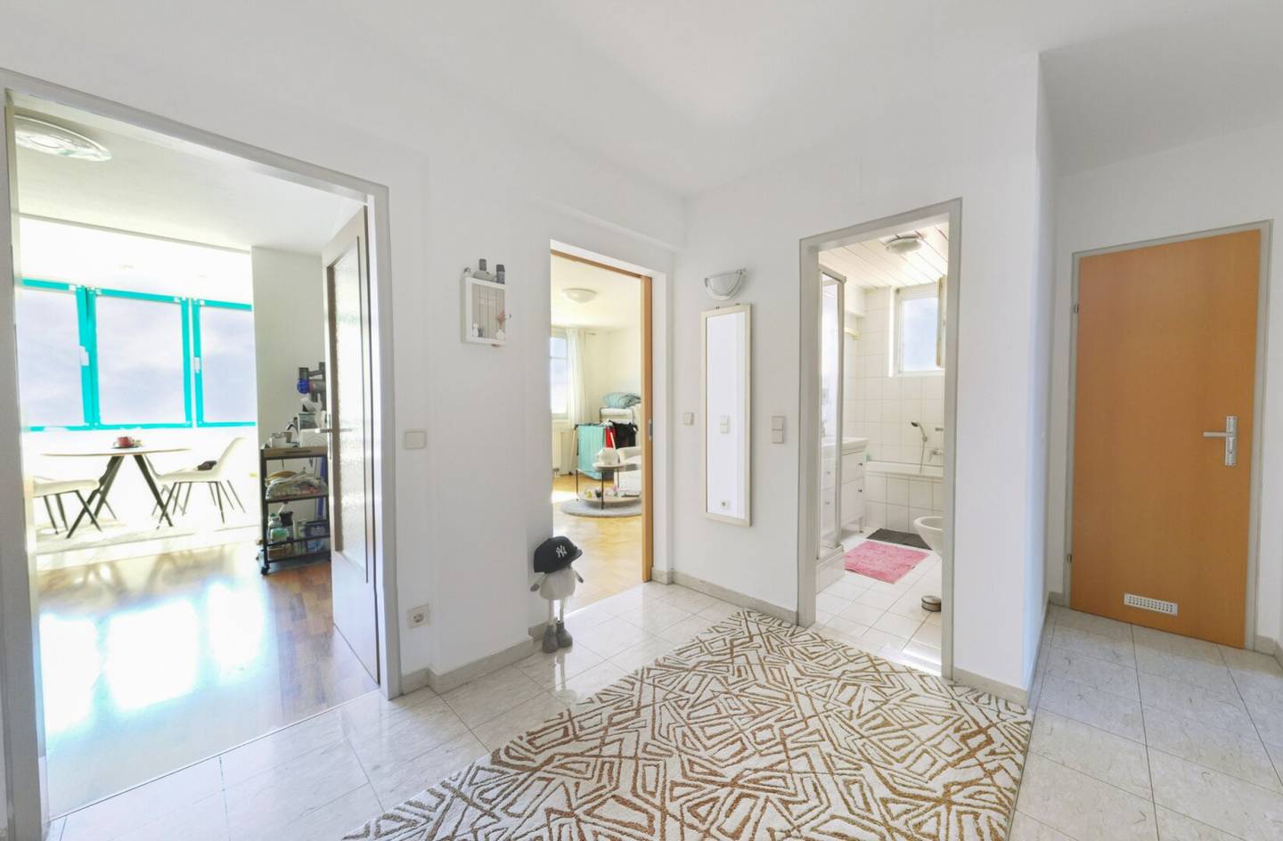 Bright three-room apartment with feel-good character near the clinic