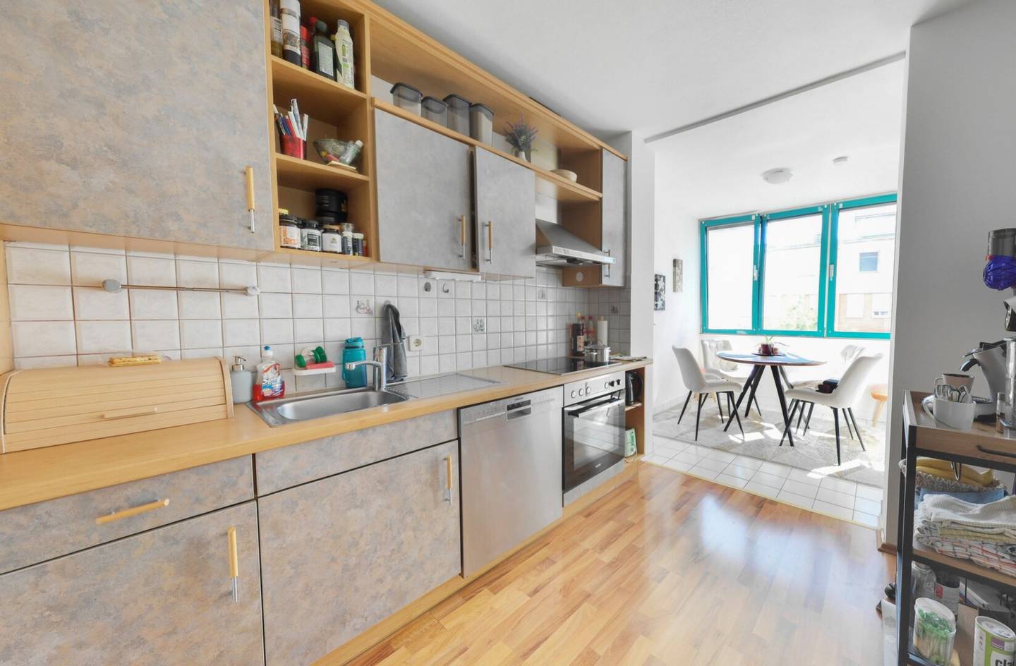Bright three-room apartment with feel-good character near the clinic