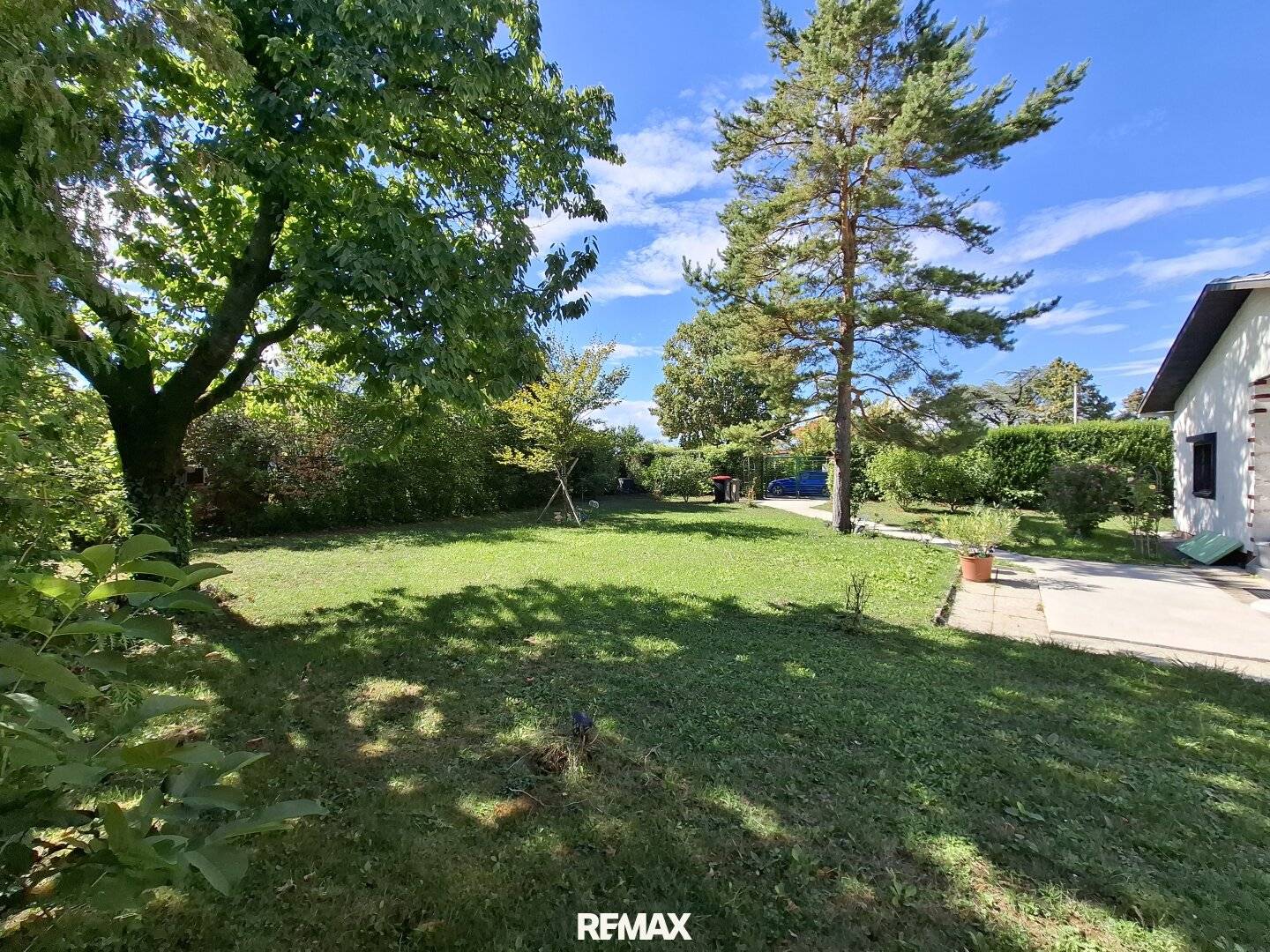 Compact, partially renovated bungalow in quiet edge-of-town location - own plot