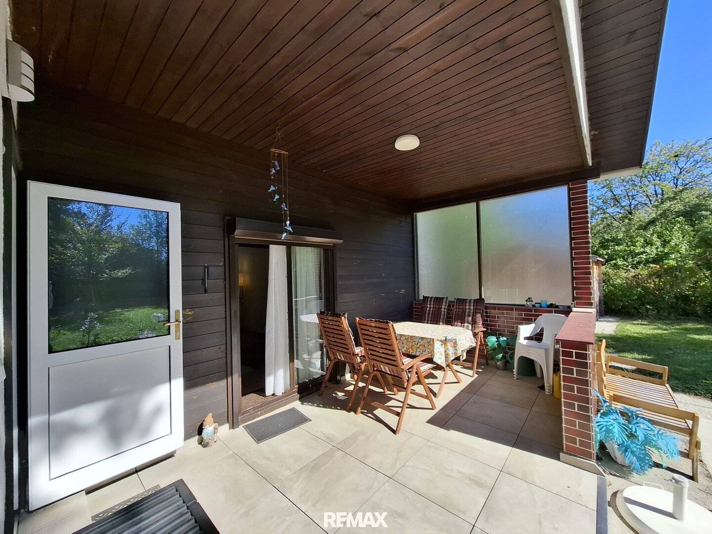 Compact, partially renovated bungalow in quiet edge-of-town location - own plot