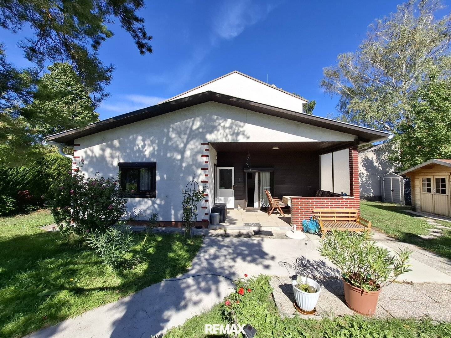 Compact, partially renovated bungalow in quiet edge-of-town location - own plot