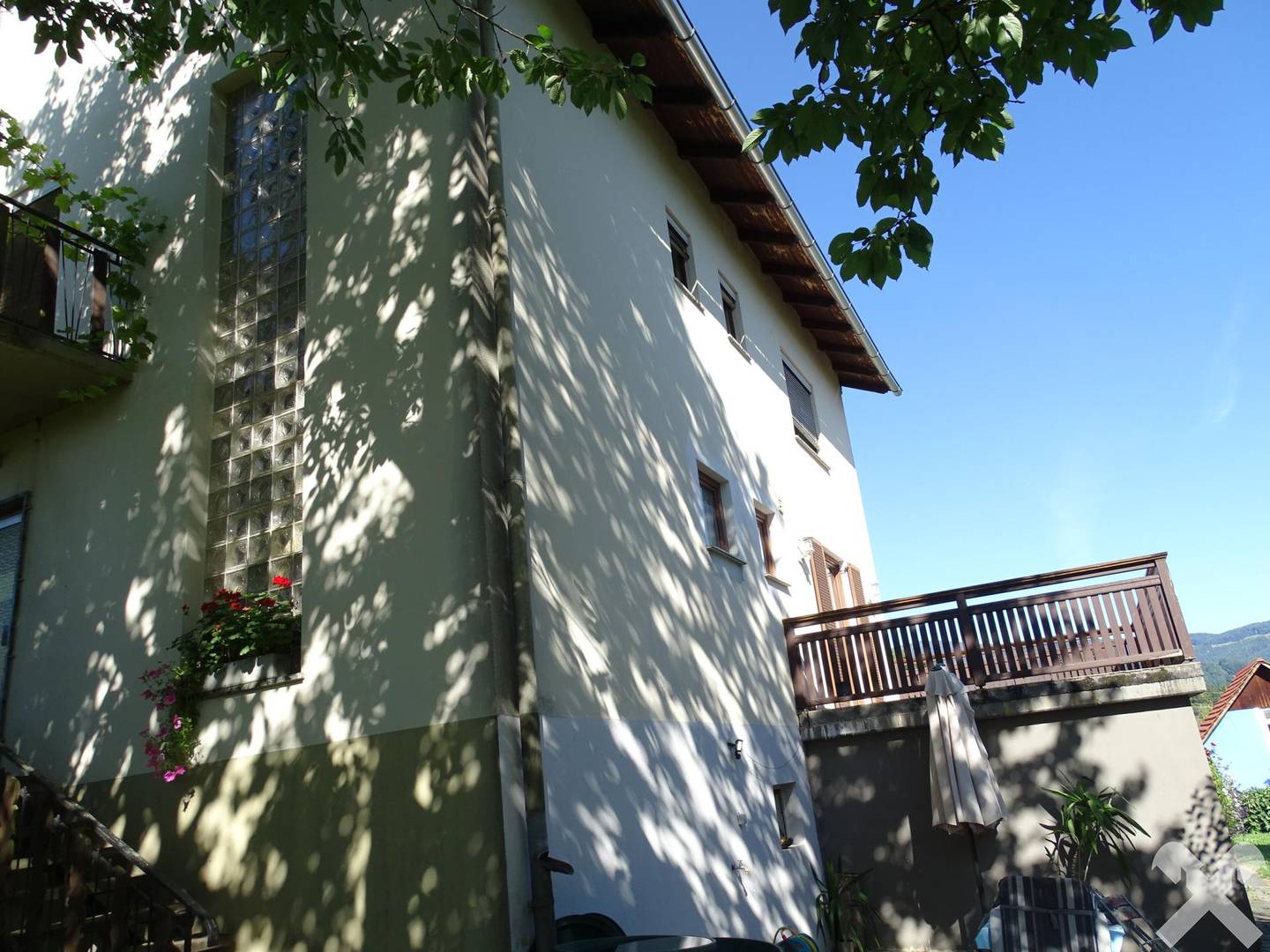 Anlegerwohnung mit zwei vermieteten Einheiten in ruhiger Aussichtslage