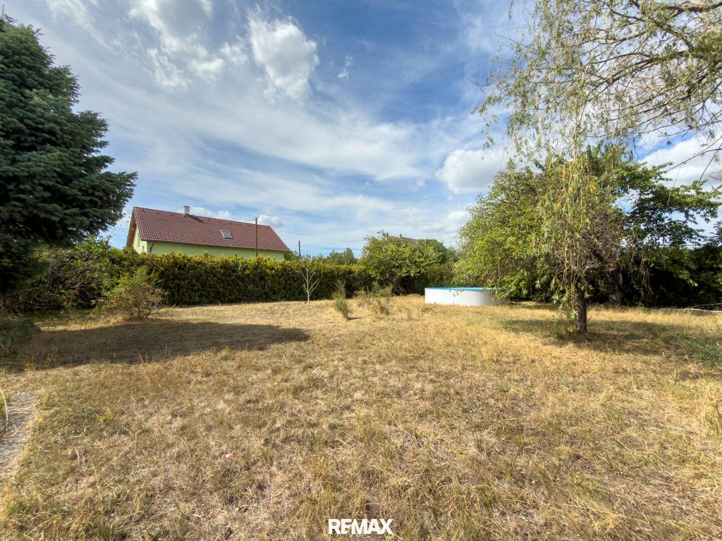 Optimally shaped plot in a quiet residential location