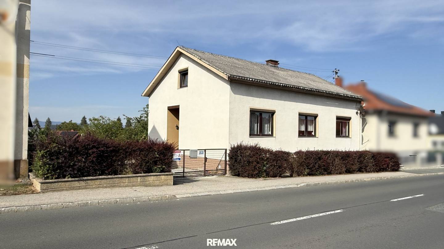 Central single-family house with utility water well and fenced garden - near the Csaterberg wine region