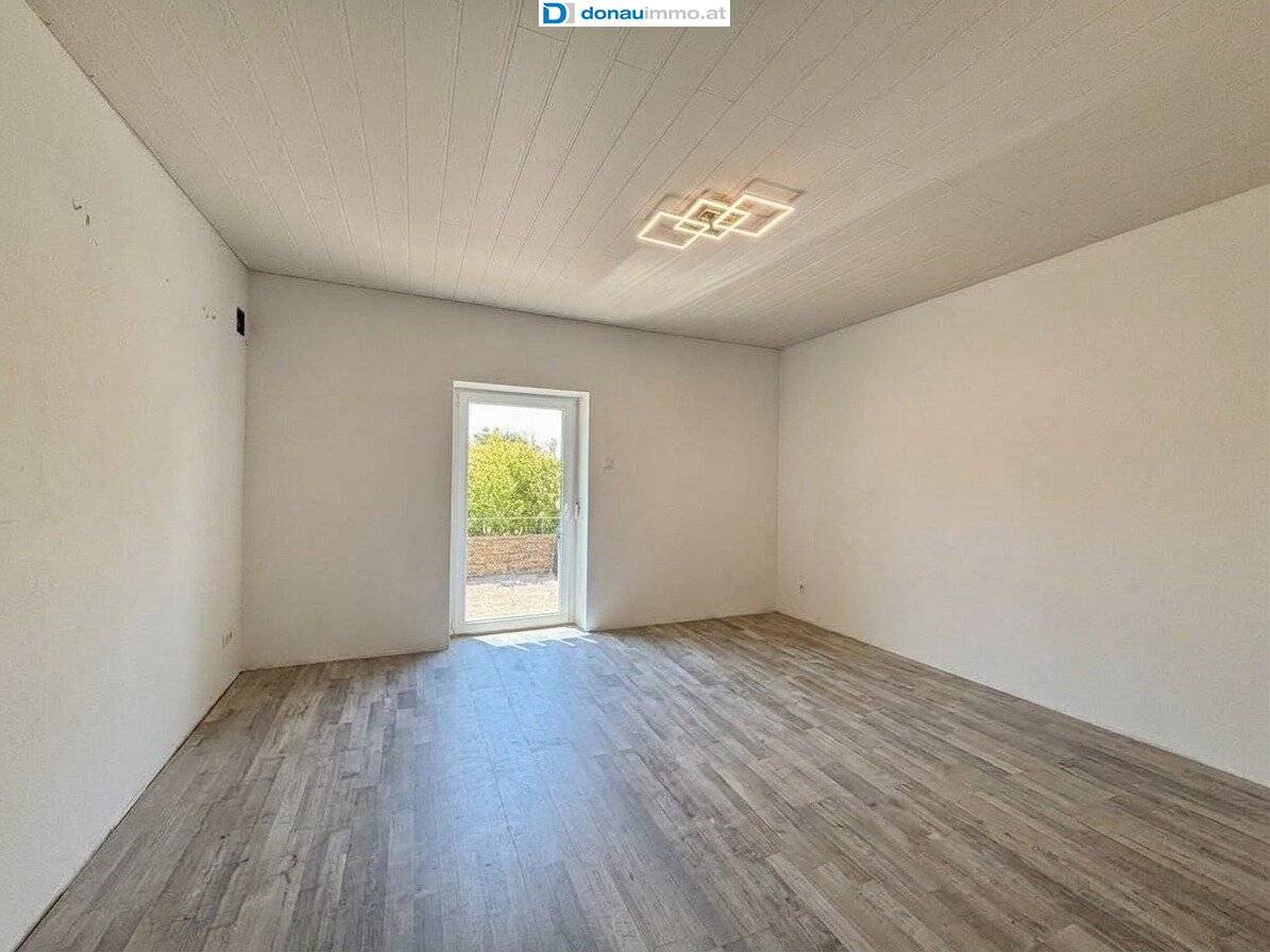 Former Officers' House with around 150 m² living space in 2434 Sommerein