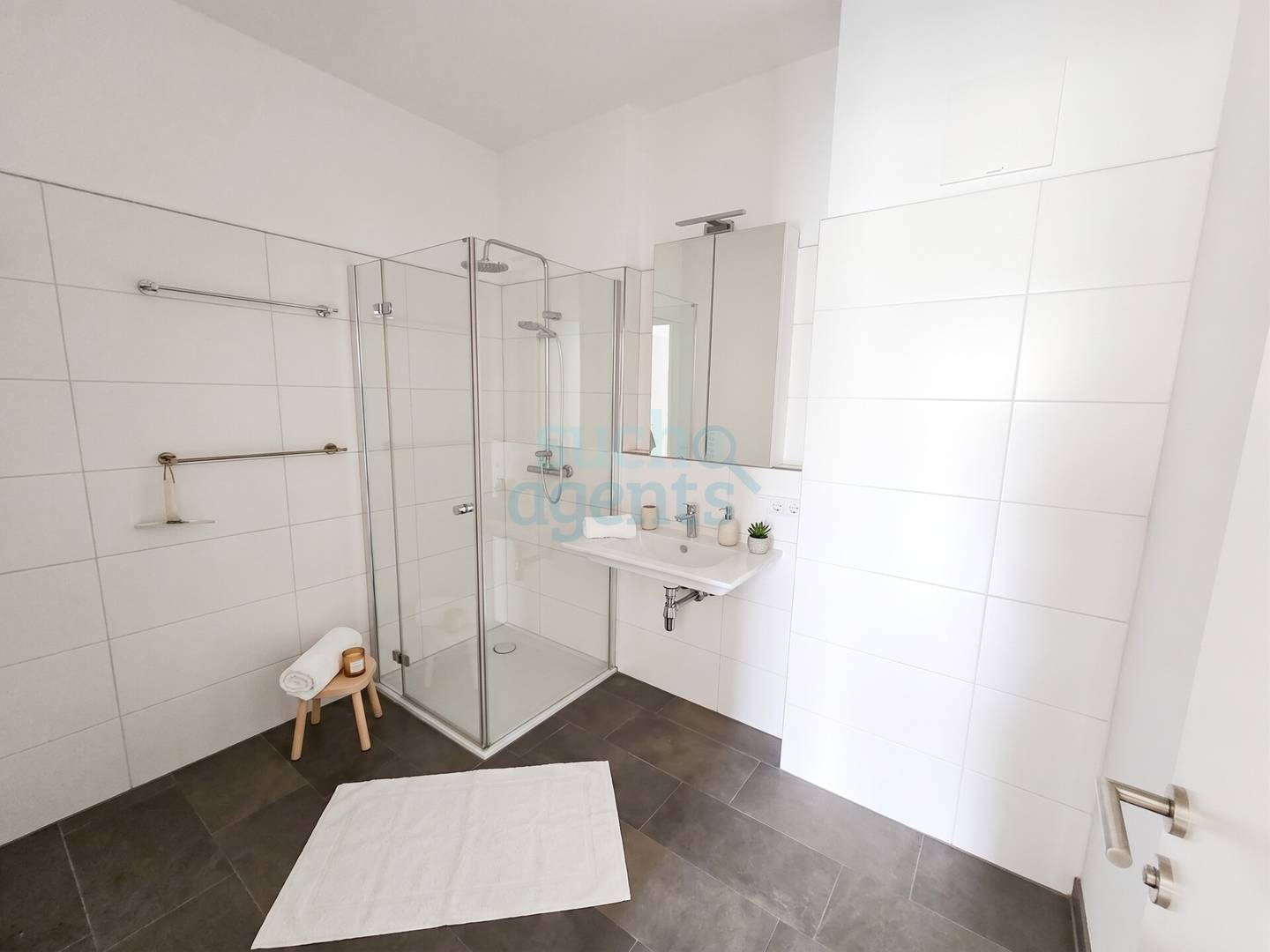 Neuwertige Wohnung mit großer Loggia und Lift