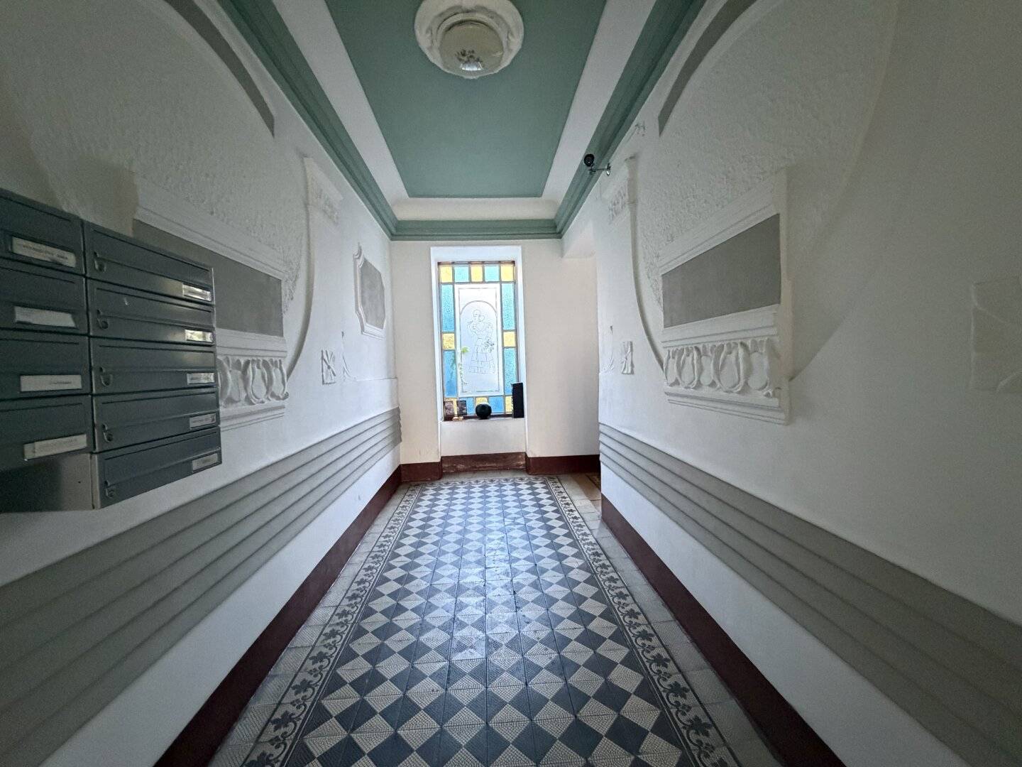 Spacious condominium with great potential near the Hugo-Wolf-Park, shared garden use