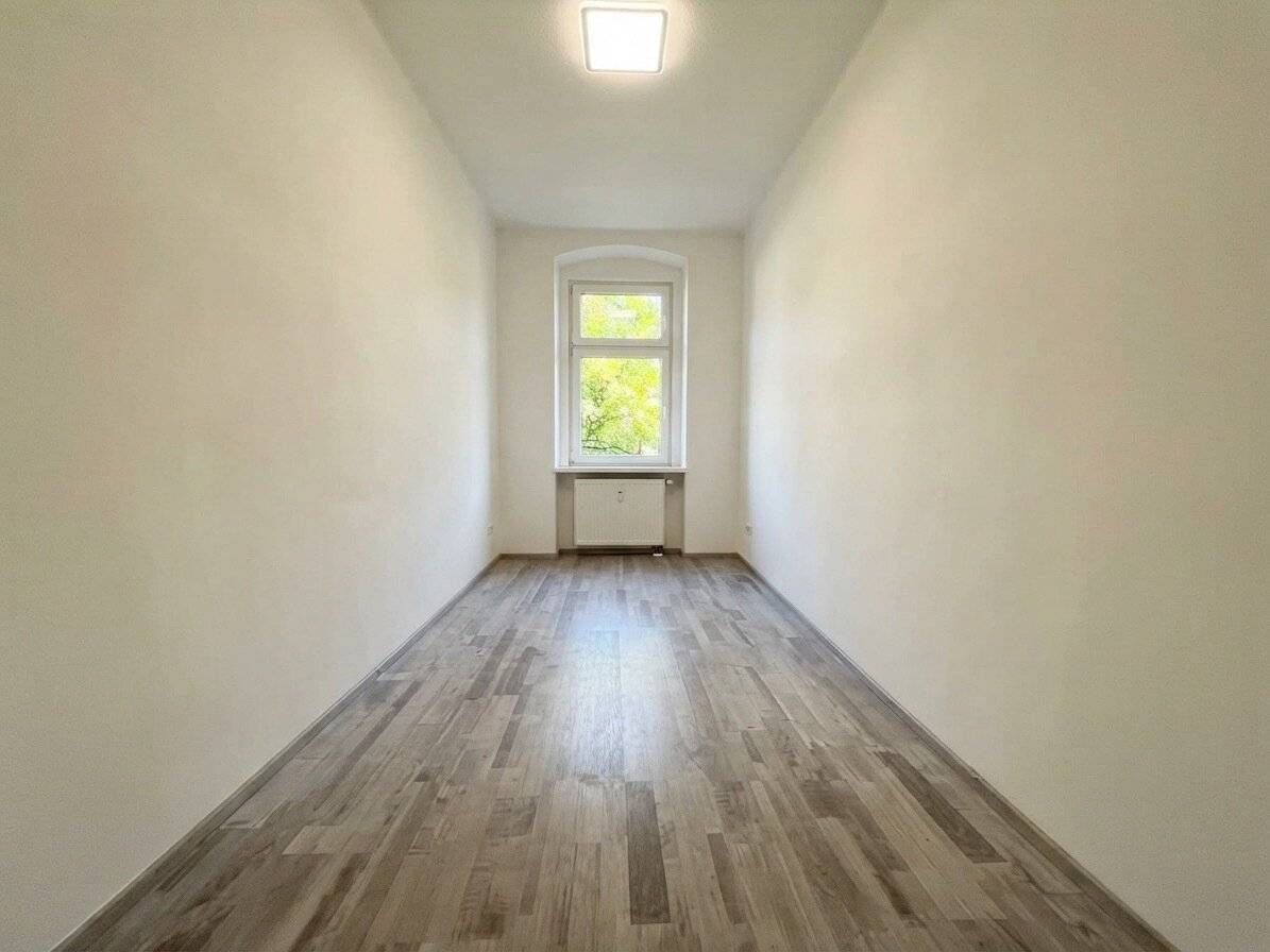 Spacious condominium with great potential near the Hugo-Wolf-Park, shared garden use