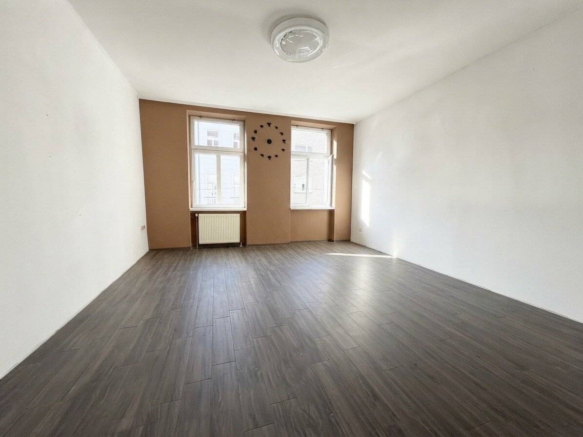 Spacious condominium with great potential near the Hugo-Wolf-Park, shared garden use
