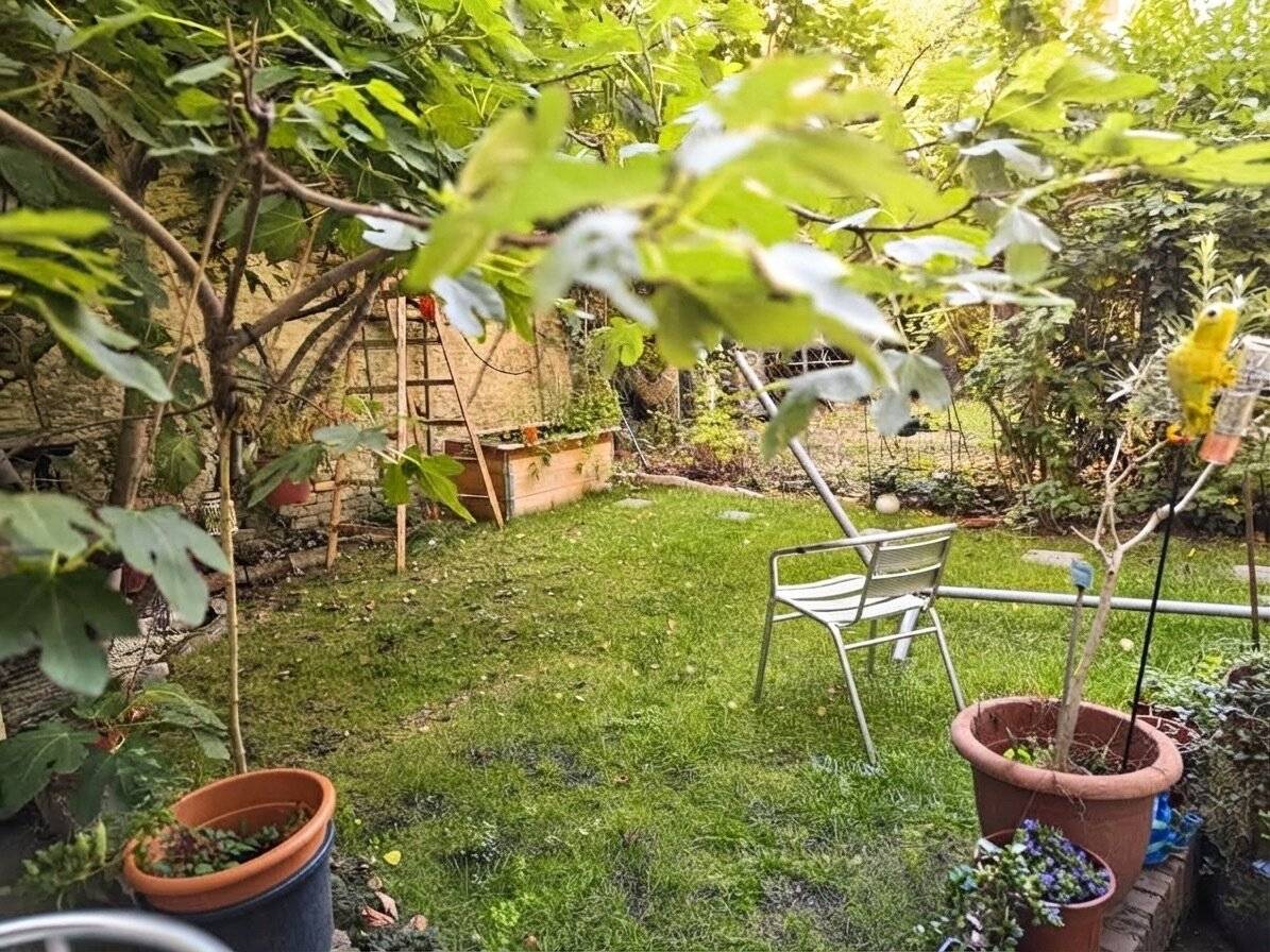 Spacious condominium with great potential near the Hugo-Wolf-Park, shared garden use