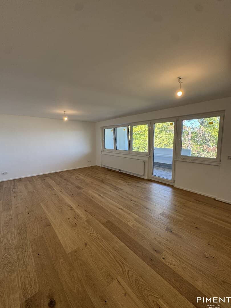 FIRST OCCUPANCY AFTER RENOVATION - TOP 4 ROOM APARTMENT WITH BALCONY