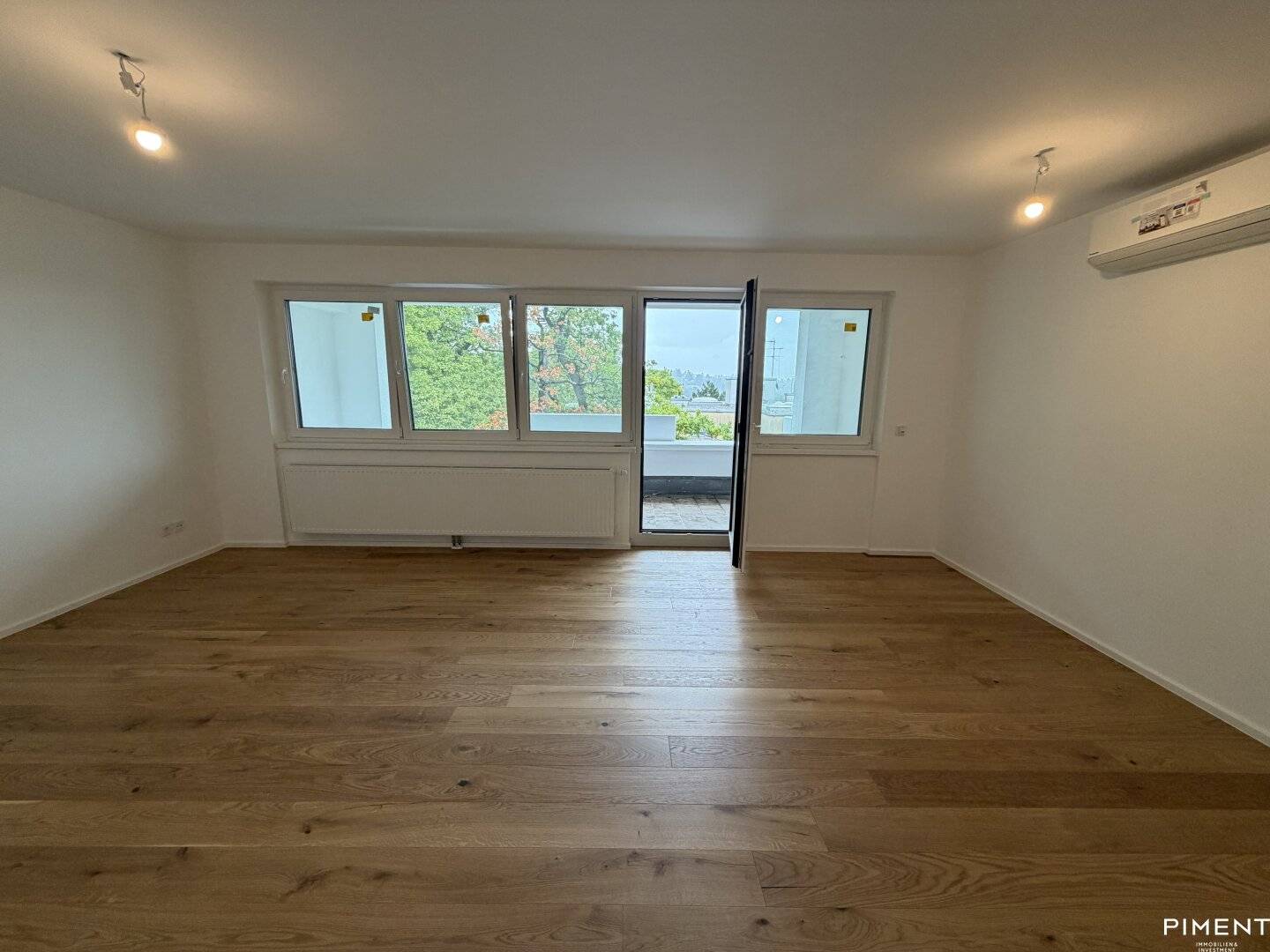 FIRST OCCUPANCY AFTER RENOVATION - TOP 4 ROOM APARTMENT WITH BALCONY