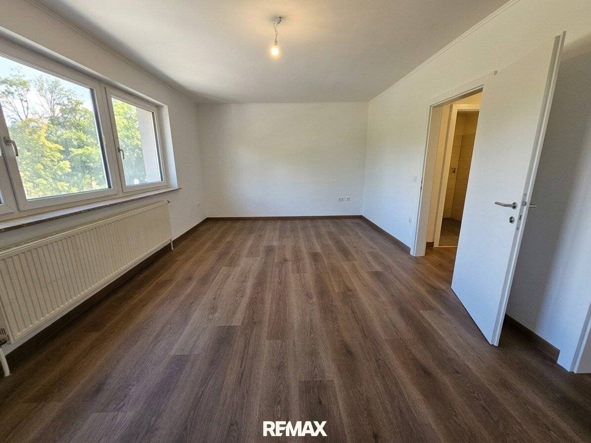 Compact renovated rental apartment with new fitted kitchen and parking
