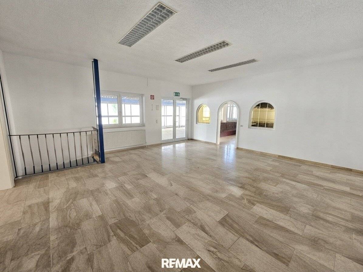 Commercial property with approx. 380 m² usable space and versatile usage options