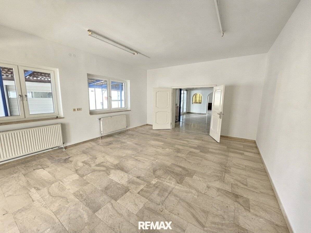 Commercial property with approx. 380 m² usable space and versatile usage options