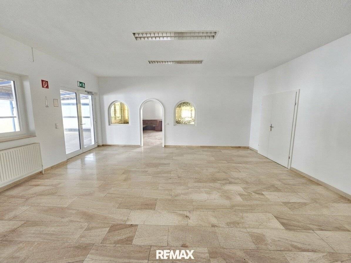 Commercial property with approx. 380 m² usable space and versatile usage options