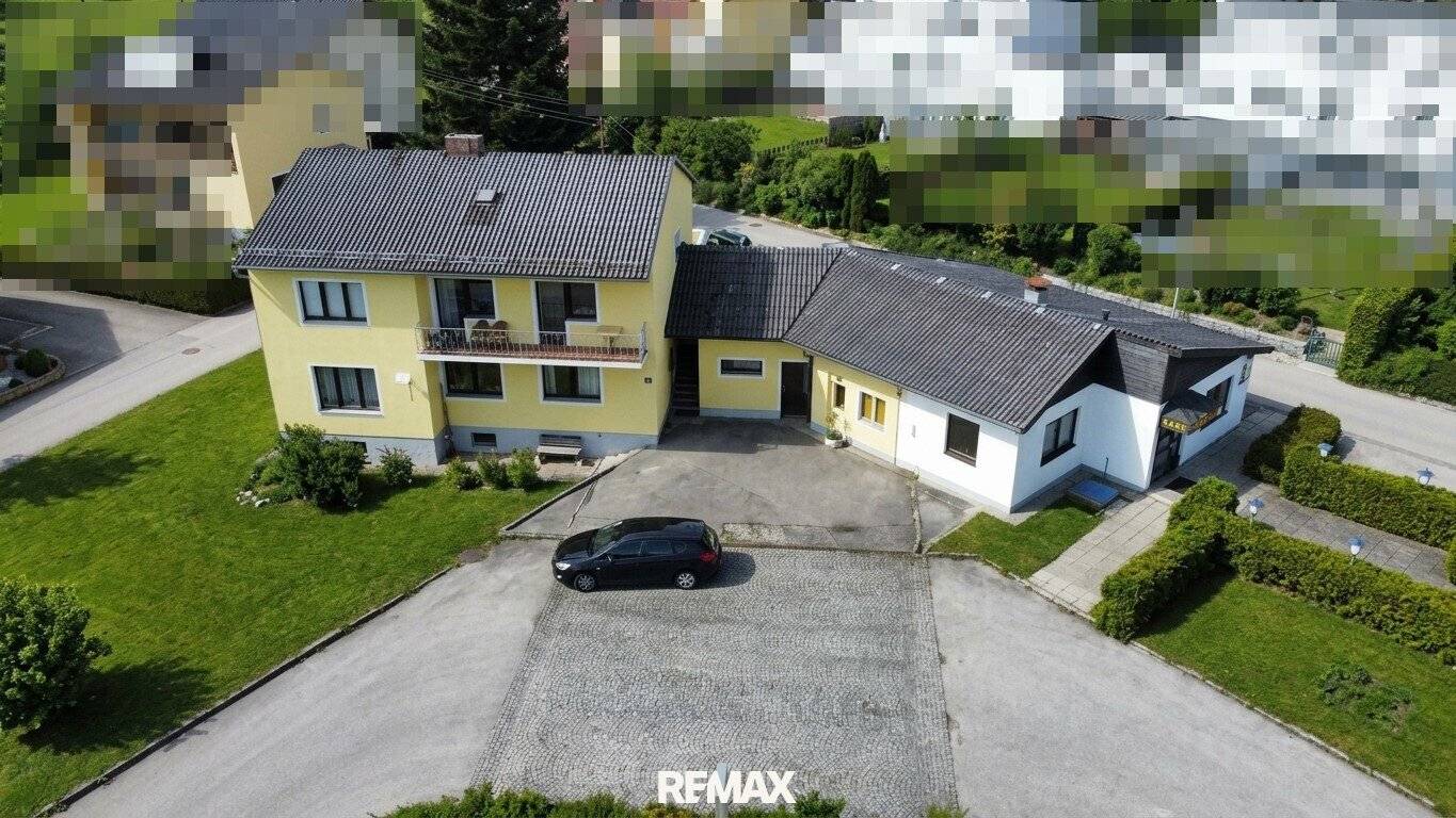 Attractive income property with 5 residential units, 1 gastronomy unit and approved developer project