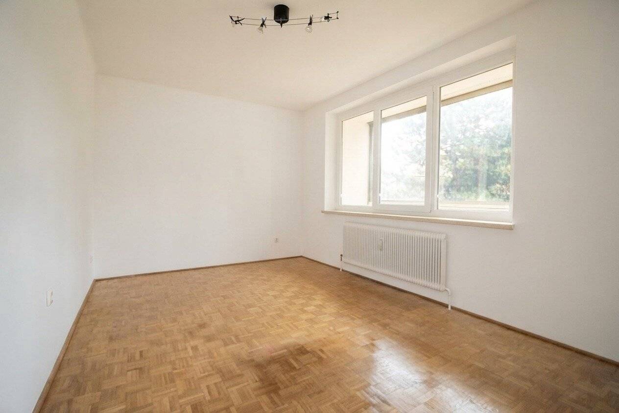 Beautiful 2-room apartment on the raised ground floor with approx. 15 m² loggia near the Kurpark