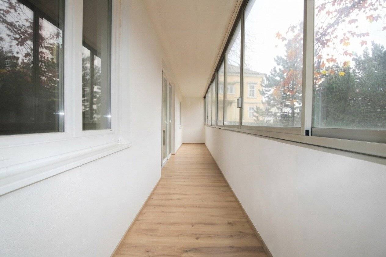 Beautiful 2-room apartment on the raised ground floor with approx. 15 m² loggia near the Kurpark