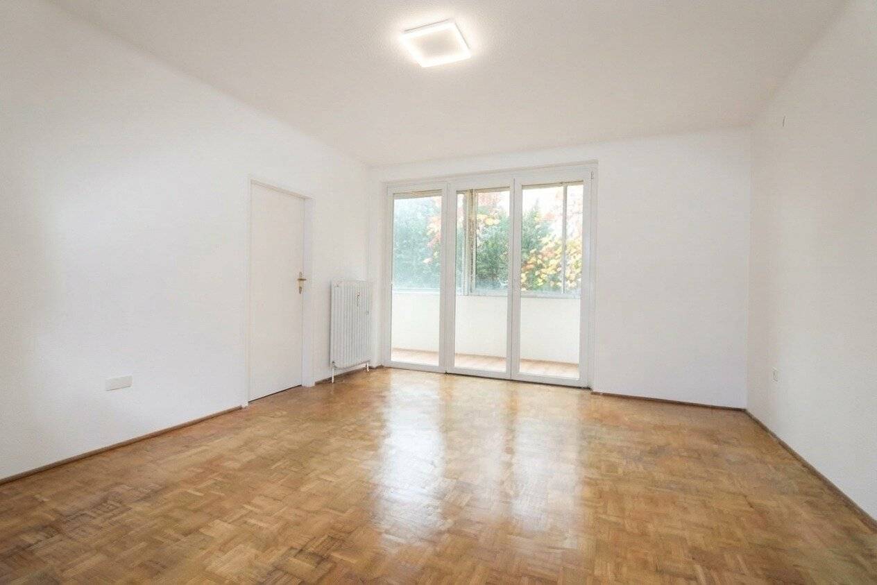 Beautiful 2-room apartment on the raised ground floor with approx. 15 m² loggia near the Kurpark