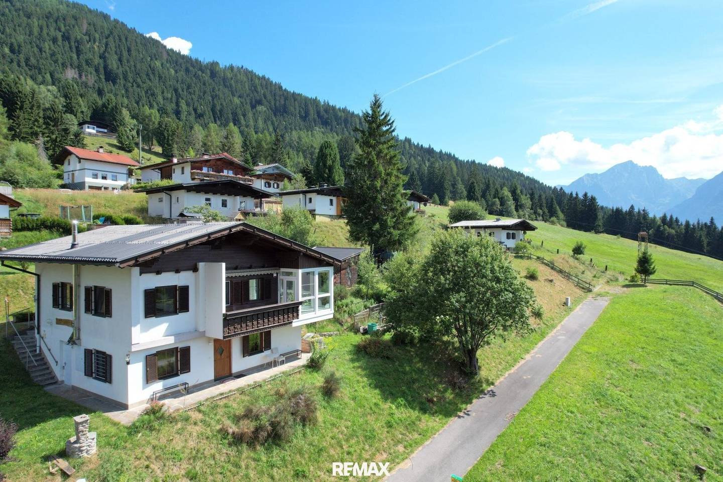 Between Mountains and Nature - Residential House with Recreational Residence