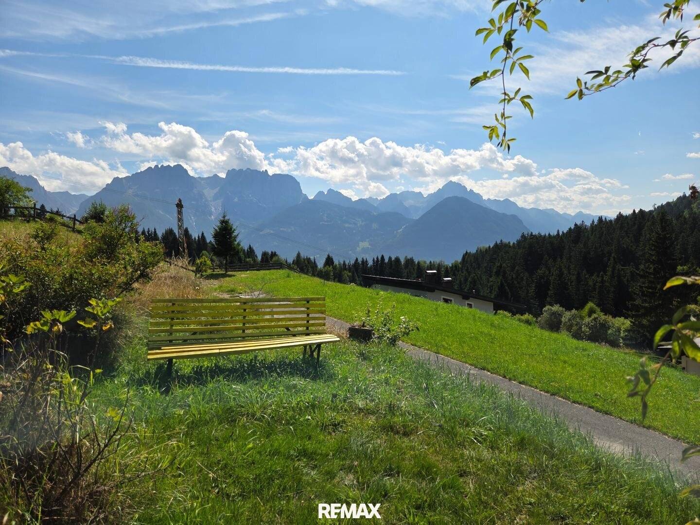 Between Mountains and Nature - Residential House with Recreational Residence
