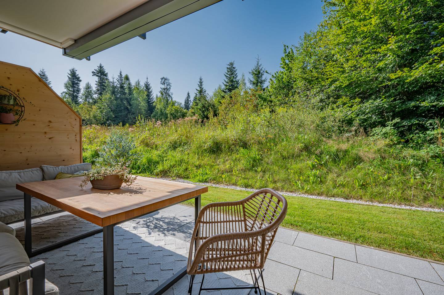Modern Erdgeschosswohnung with private garden by the forest edge