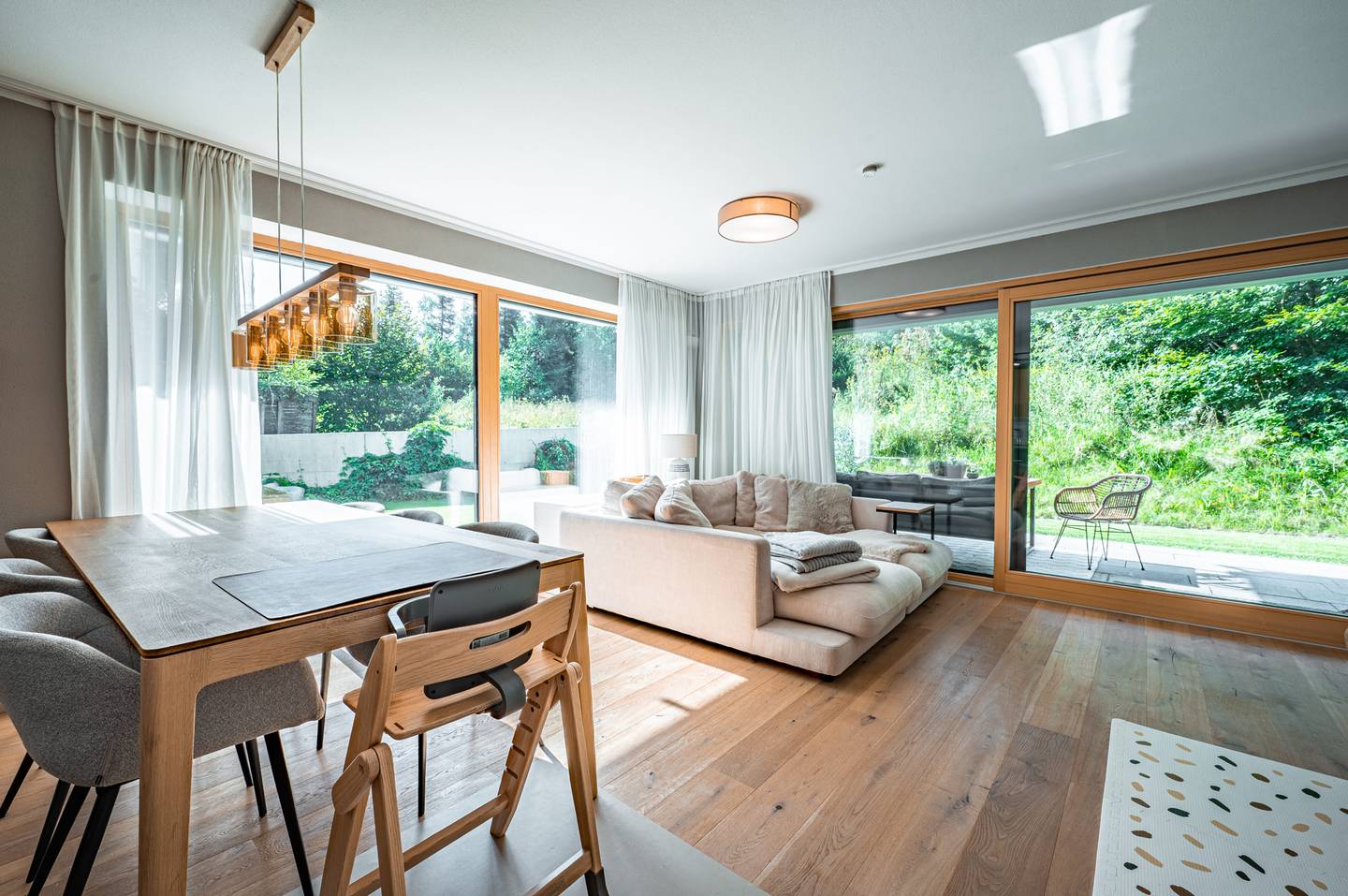 Modern Erdgeschosswohnung with private garden by the forest edge