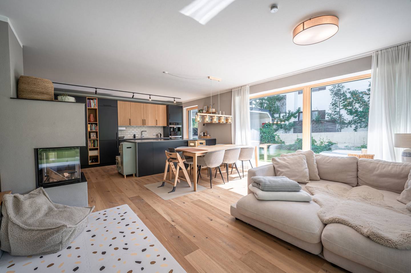 Modern Erdgeschosswohnung with private garden by the forest edge