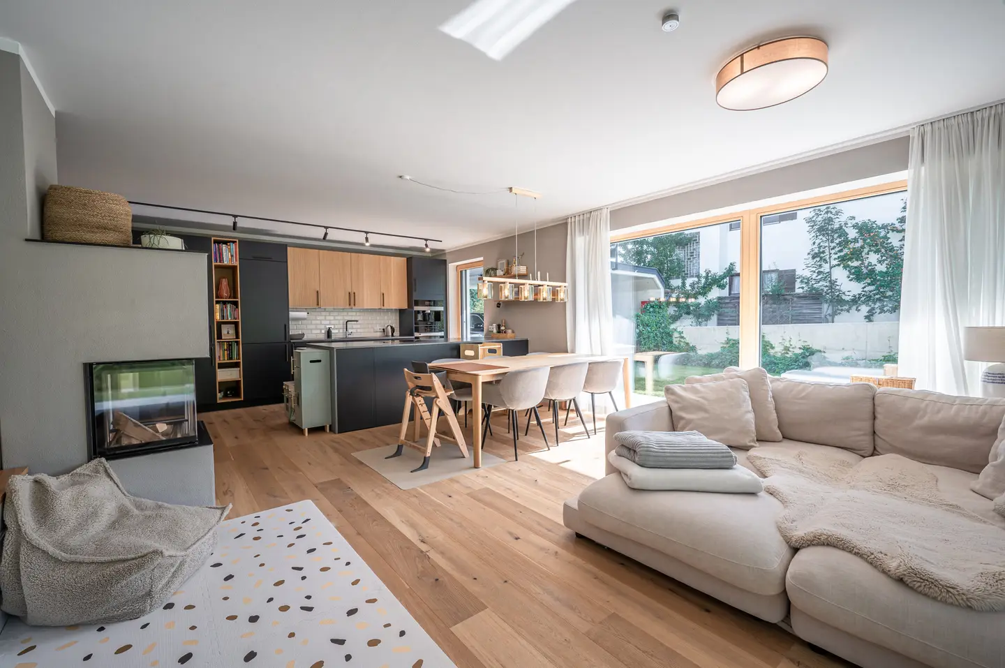 Modern Erdgeschosswohnung with private garden by the forest edge