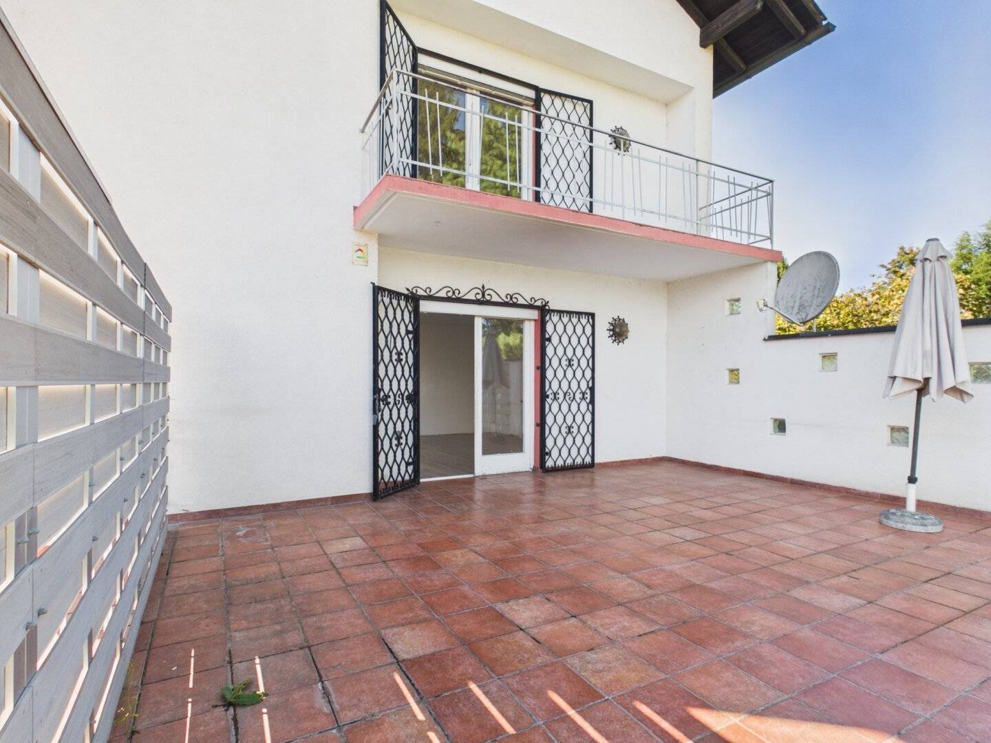 Two-family house with garden and double garage, fully basemented – over 350m² total area