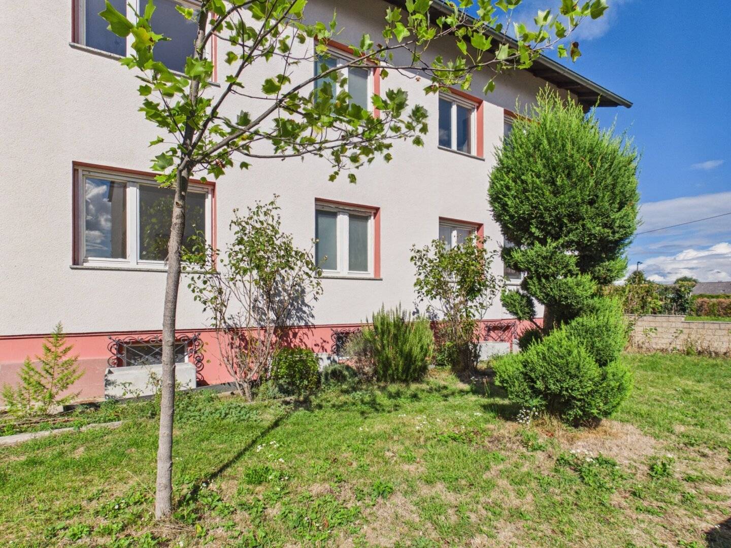 Two-family house with garden and double garage, fully basemented – over 350m² total area