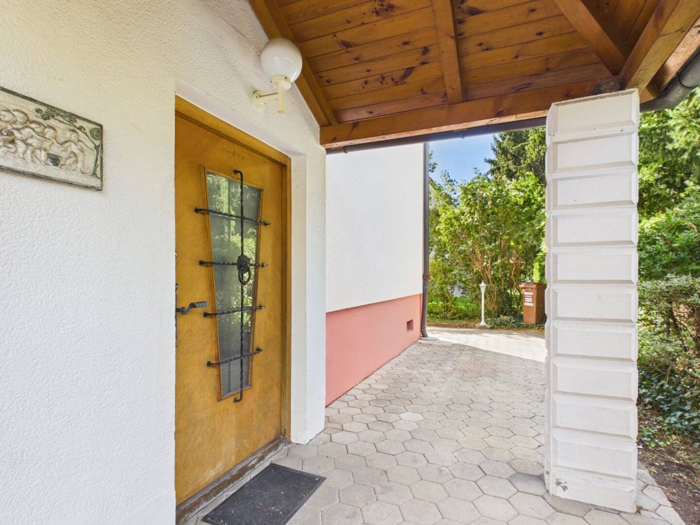 Two-family house with garden and double garage, fully basemented – over 350m² total area