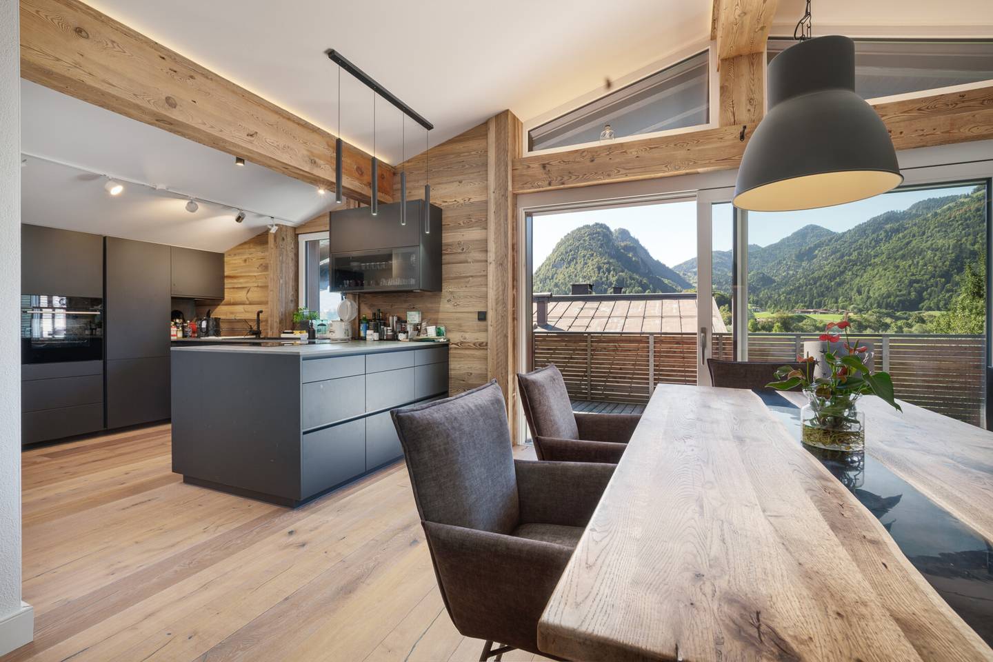 Bright penthouse with sun terrace and view of the Kaiser Mountains